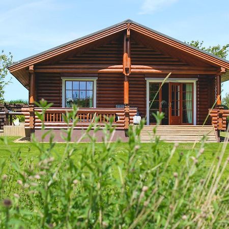 Tomatin - Luxury Two Bedroom Log Cabin With Hot Tub Berwick Upon Tweed المظهر الخارجي الصورة